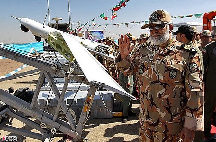 Cuối tháng 9, Lực lượng Lục quân Iran đã giới thiệu mẫu UAV nội địa thế hệ mới nhất của nước này mang tên Yasir trong buổi lễ có sự tham gia của Tư lệnh lực lượng Ahmad Reza Pourdastan (trong ảnh).